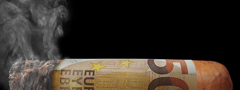 1 eur 到 cny 欧元兑人民币EUR CNY近十年历史走势折线图，显示7.0至8.3的震荡区间，暖棕色调数据可视化图表，标注2022年欧元走弱低点与2026年现价区间