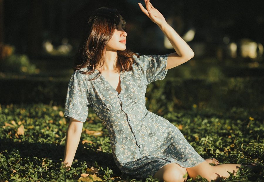 编辑部工作场景实拍风格插画：几位编辑坐在暖色调办公室里对着屏幕整理 1 eur 到 cny 的汇率资料，桌面散落笔记本与咖啡杯，午后光线柔和